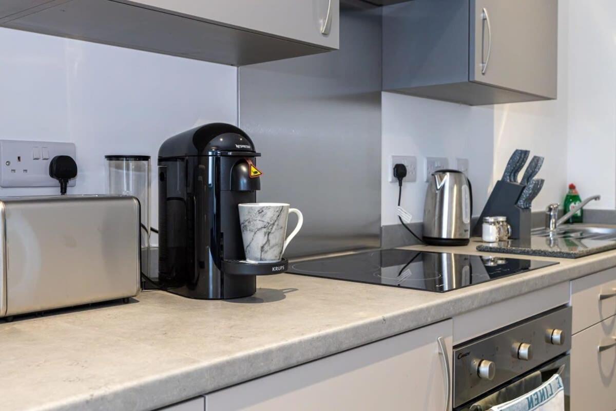 Modern 2 Bed Salford Apartment Stunning Views Manchester Bagian luar foto