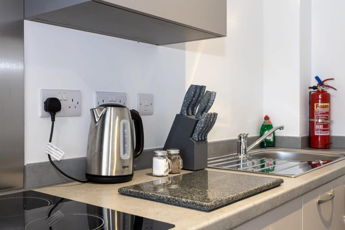 Modern 2 Bed Salford Apartment Stunning Views Manchester Bagian luar foto