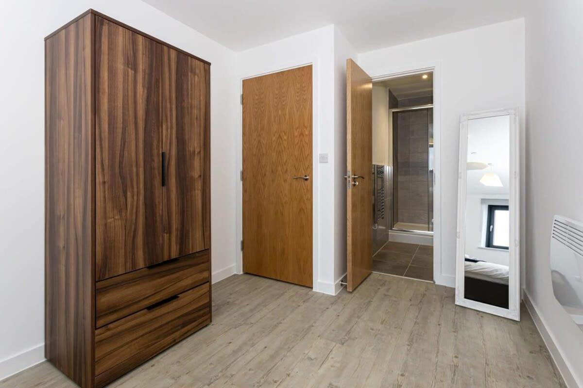 Modern 2 Bed Salford Apartment Stunning Views Manchester Bagian luar foto