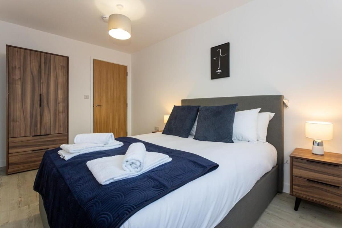 Modern 2 Bed Salford Apartment Stunning Views Manchester Bagian luar foto