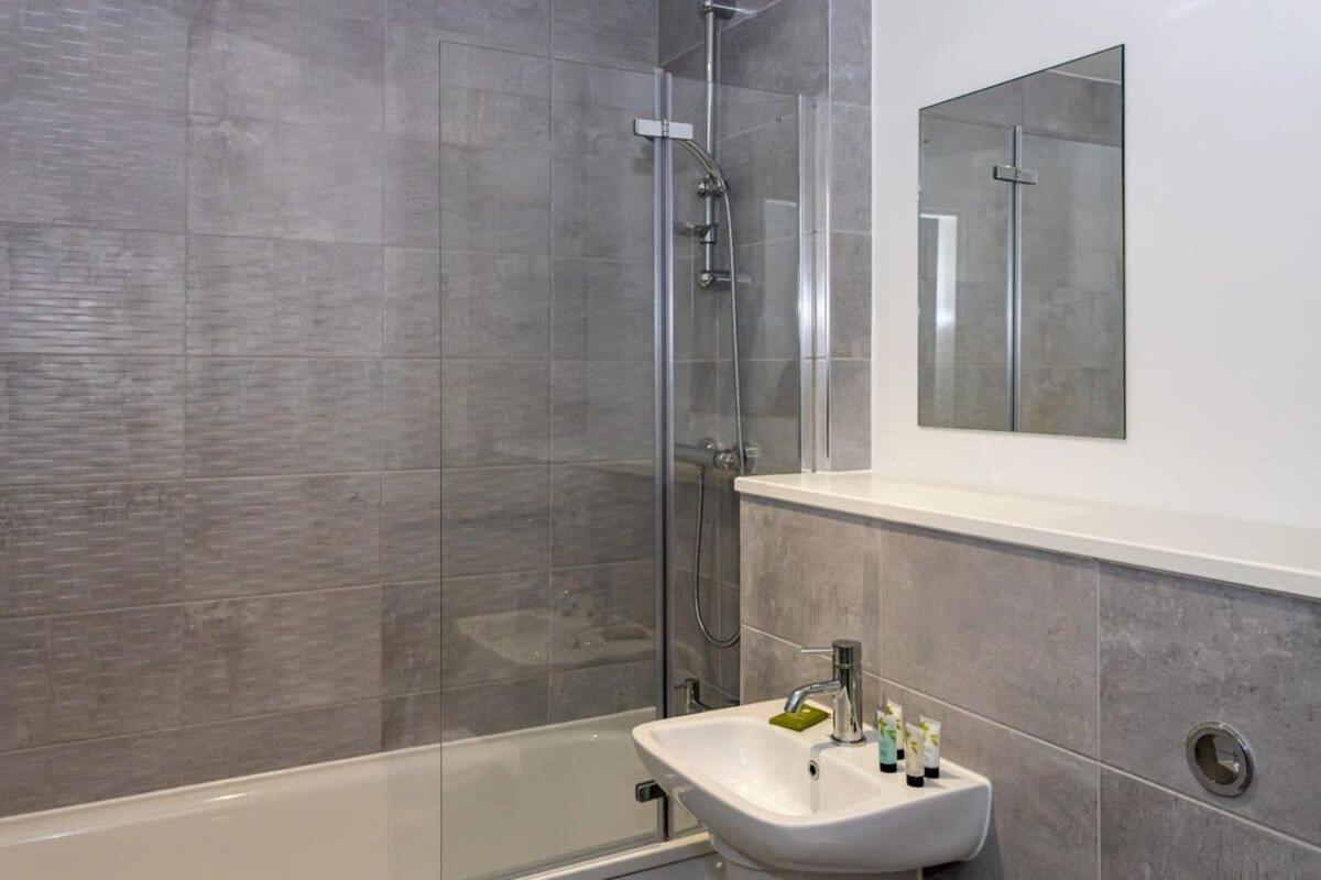 Modern 2 Bed Salford Apartment Stunning Views Manchester Bagian luar foto