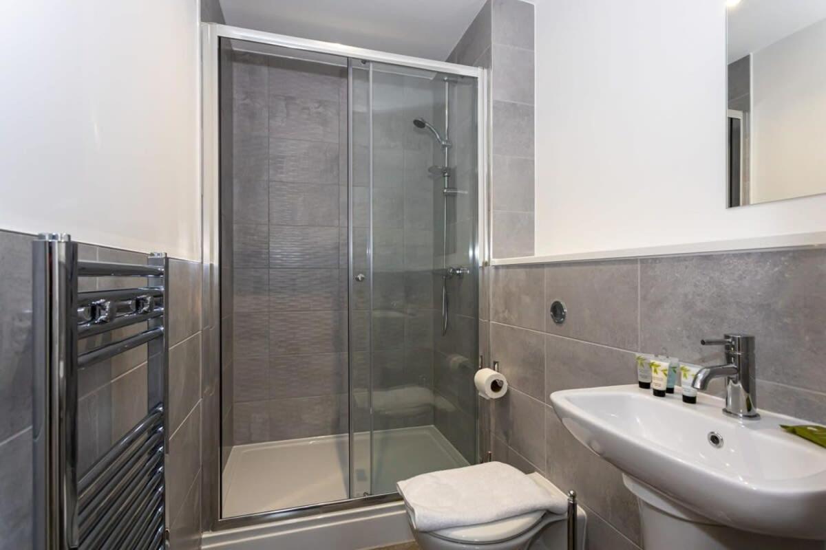 Modern 2 Bed Salford Apartment Stunning Views Manchester Bagian luar foto
