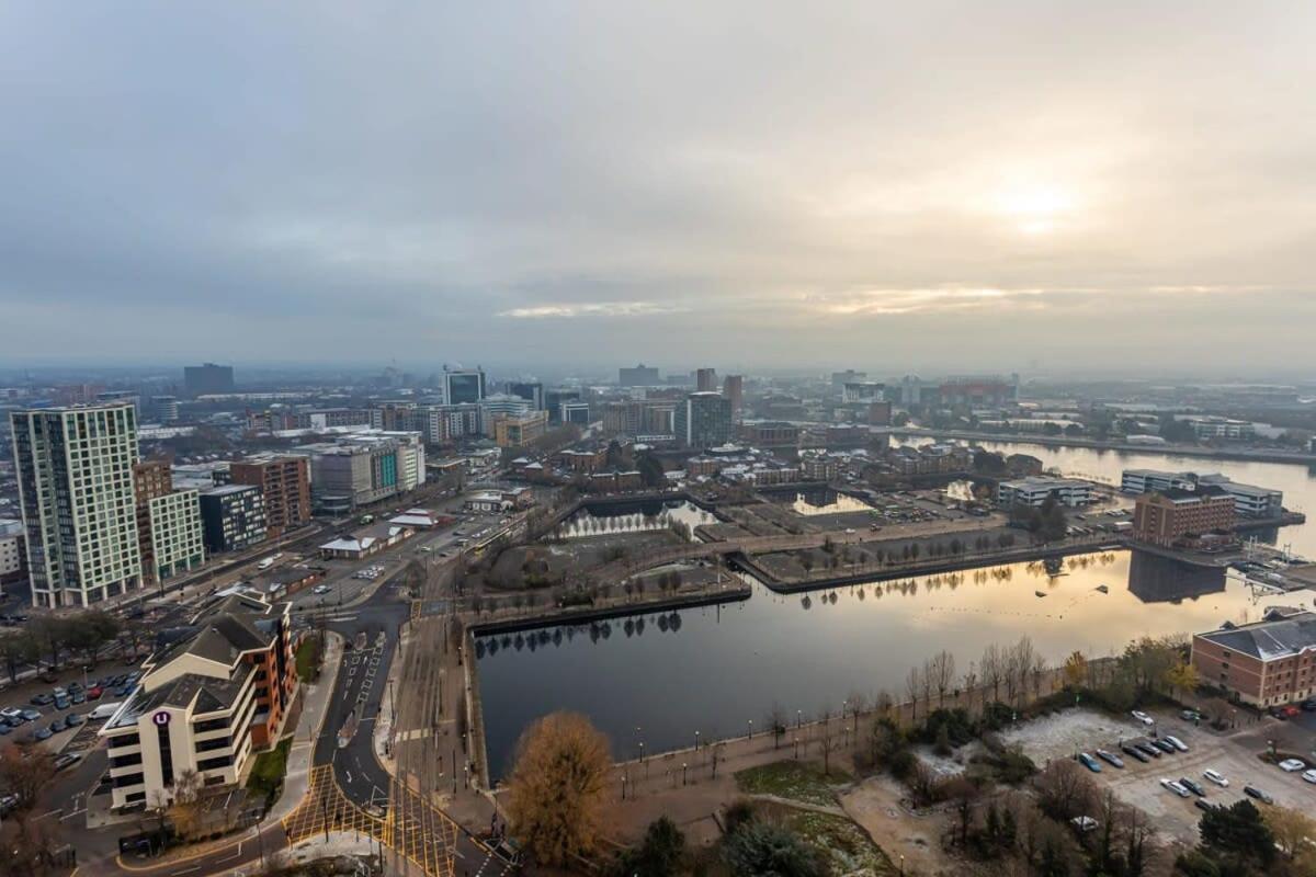 Modern 2 Bed Salford Apartment Stunning Views Manchester Bagian luar foto
